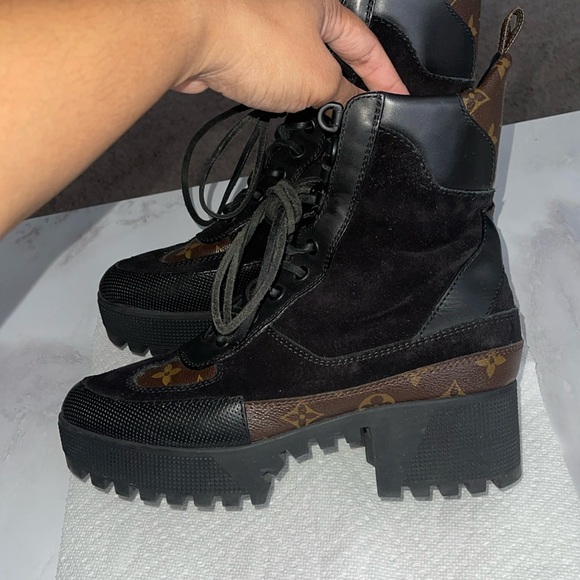 Louis Vuitton size 39 (9) Laureate Platform Desert Boot Gently used. - Picture 1 of 7